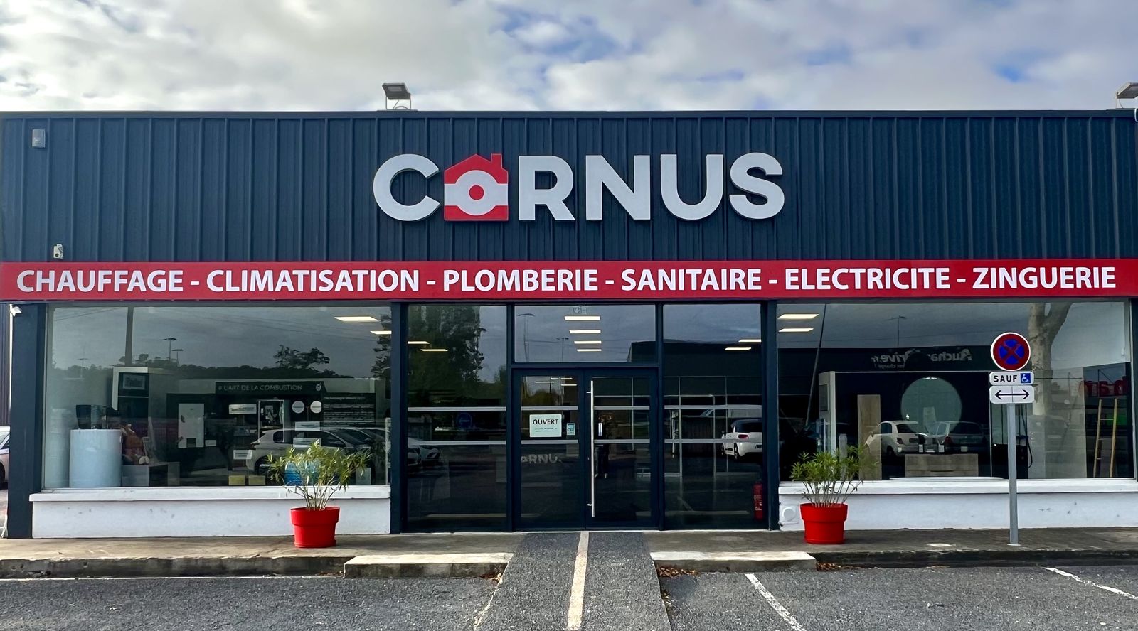 Devanture de l'agence Cornus à Castres, enseigne et vitrine