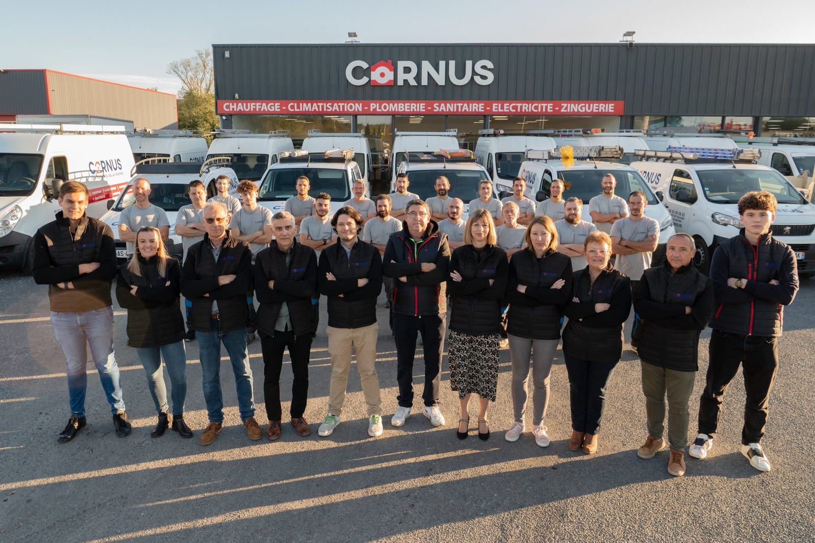 L'équipe Cornus au complet devant les locaux à Castres