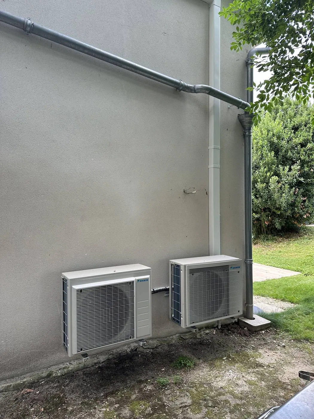Deux unités extérieures de climatisation Daikin installées par Cornus le long de la façade d'une maison à Revel