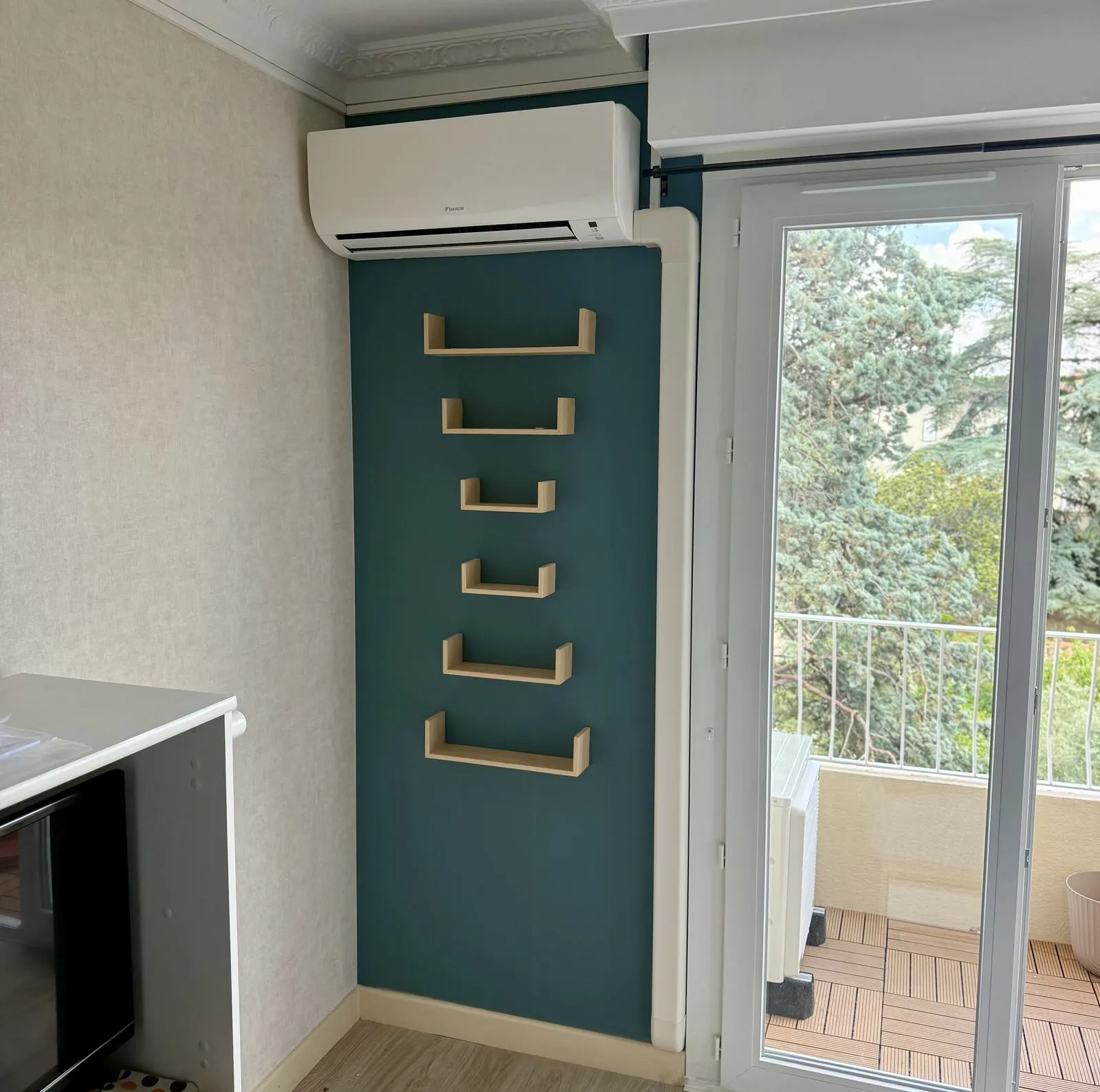 Unité intérieure murale de climatisation réversible Daikin installée par Cornus dans un séjour à Castres