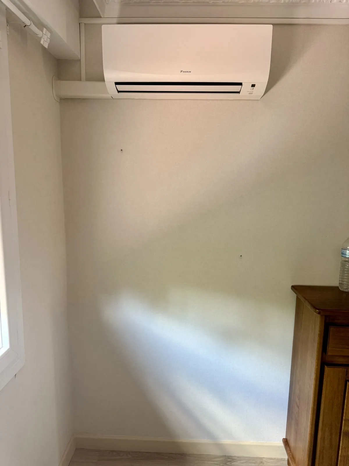 Unité intérieure murale Daikin posée dans une chambre, chantier climatisation Cornus à Castres