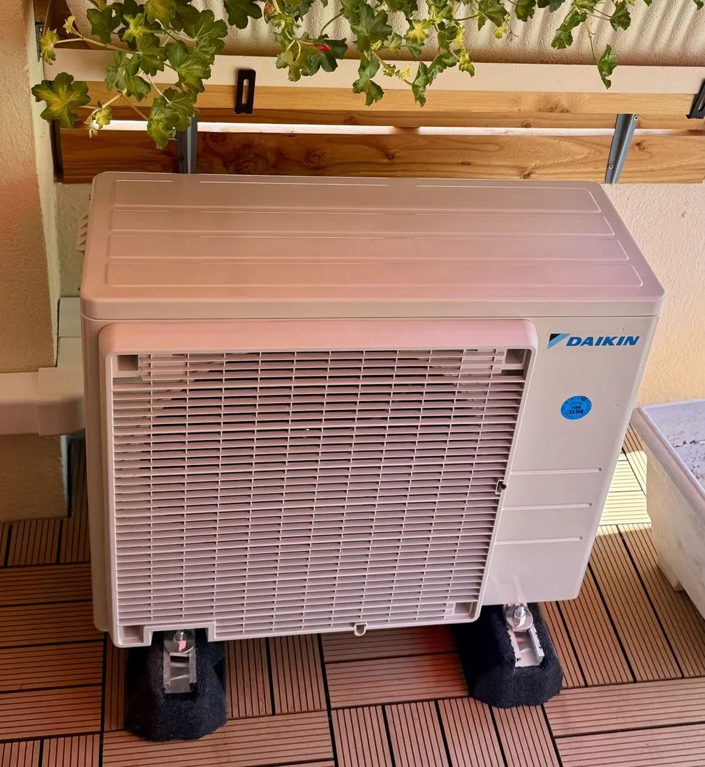 Unité extérieure Daikin de la climatisation multisplit posée sur plots antivibratiles, chantier Cornus à Castres