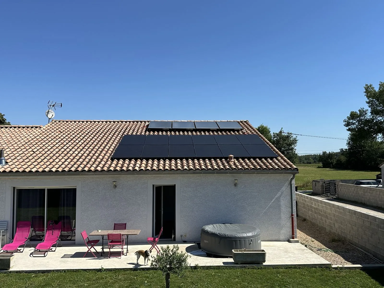 Panneaux photovoltaïques posés en toiture par Cornus sur une maison individuelle à Castres, installation en autoconsommation