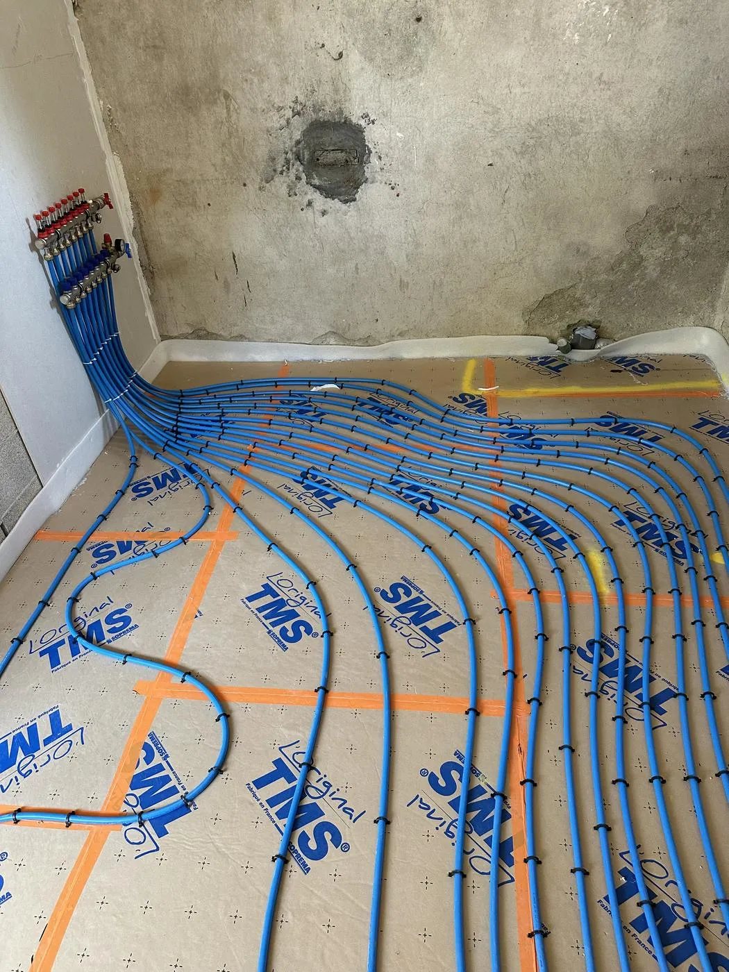 Collecteur de plancher chauffant et départ des boucles installés par Cornus dans une maison à Lavaur