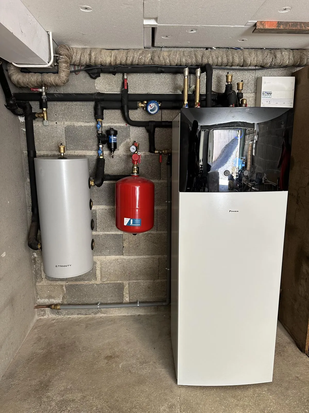 Module intérieur de pompe à chaleur air/eau Daikin, ballon d'eau chaude et vase d'expansion installés par Cornus dans une maison à Mazamet