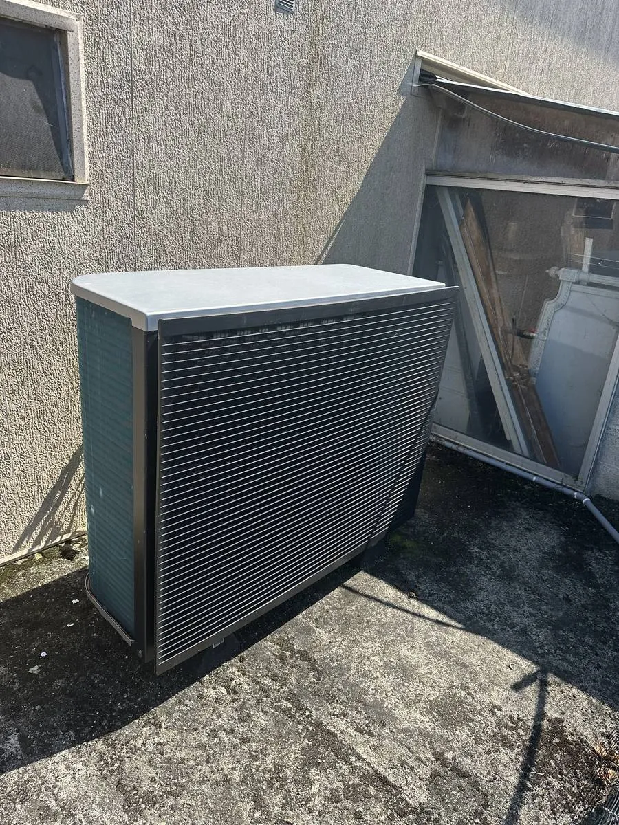 Unité extérieure de pompe à chaleur air/eau Daikin posée par Cornus contre la façade d'une maison à Mazamet