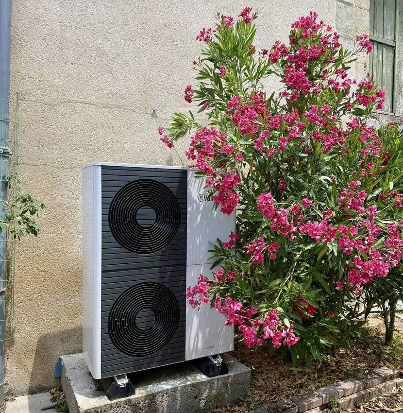 Unité extérieure de pompe à chaleur air/eau Vaillant installée par Cornus dans une maison individuelle à Castres