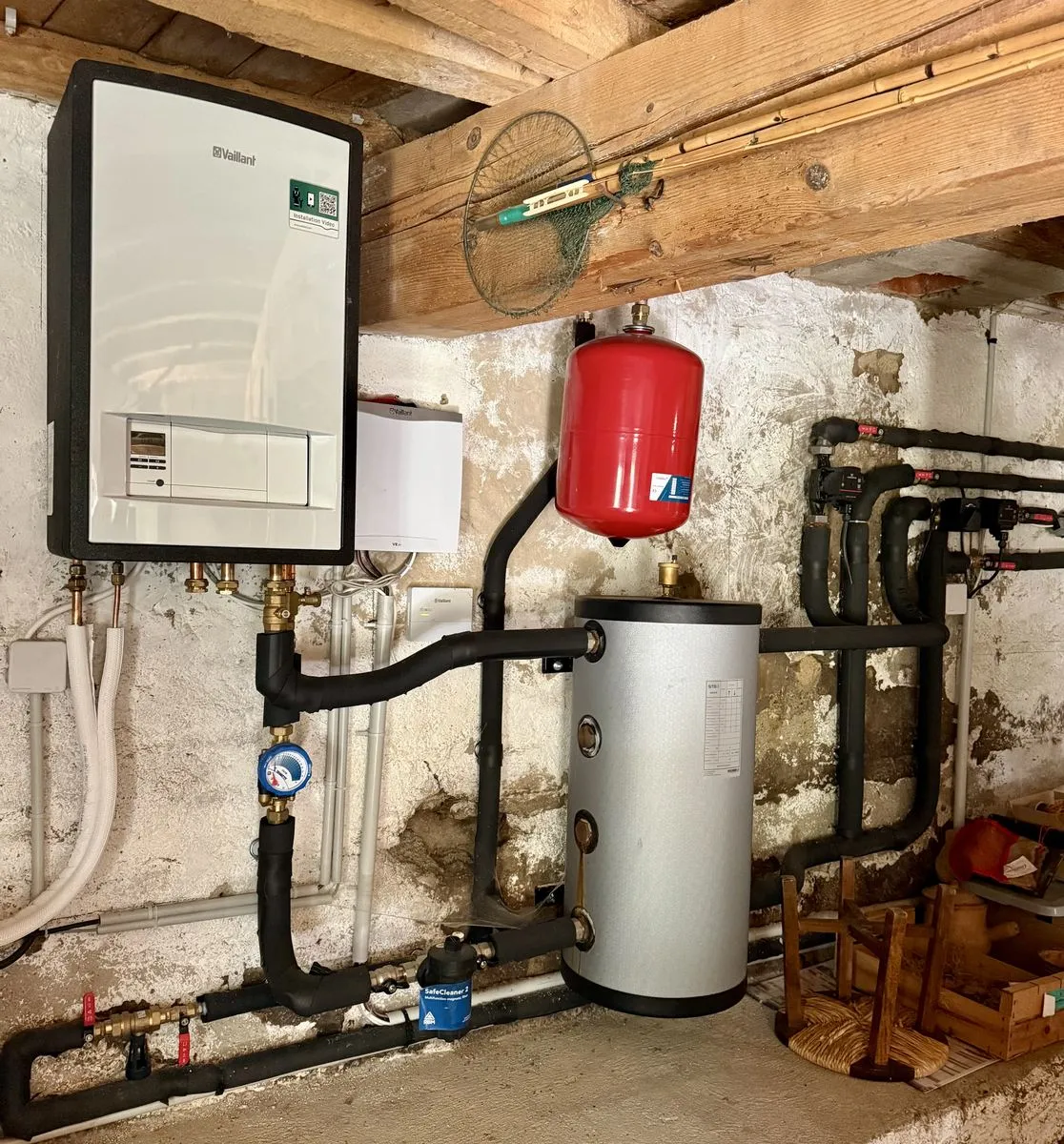 Module intérieur de la pompe à chaleur air/eau Vaillant et production d'eau chaude, chantier Cornus à Castres