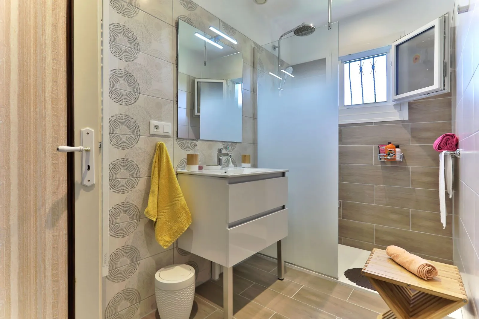 Vue d'ensemble de la salle de bain rénovée à Albi, douche à l'italienne et meuble suspendu, réalisation Cornus