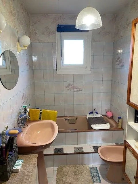 Avant travaux : ancienne salle de bain avec baignoire à remplacer, chantier Cornus