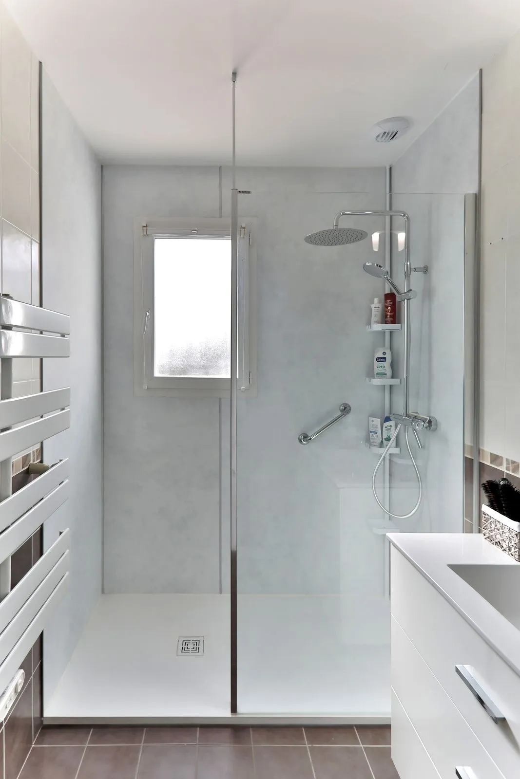 Douche sécurisée avec barre de maintien et colonne de douche, salle de bain rénovée par Cornus à Castres